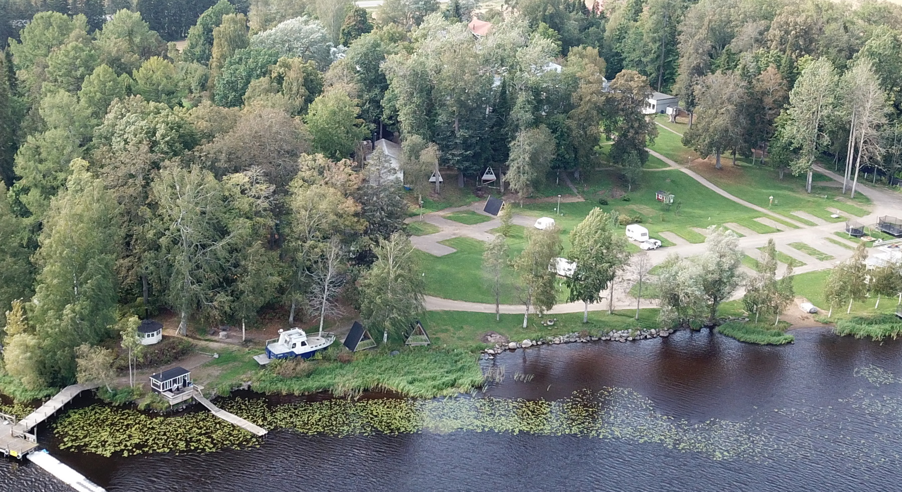 Triangeli-glamping järven rannalla