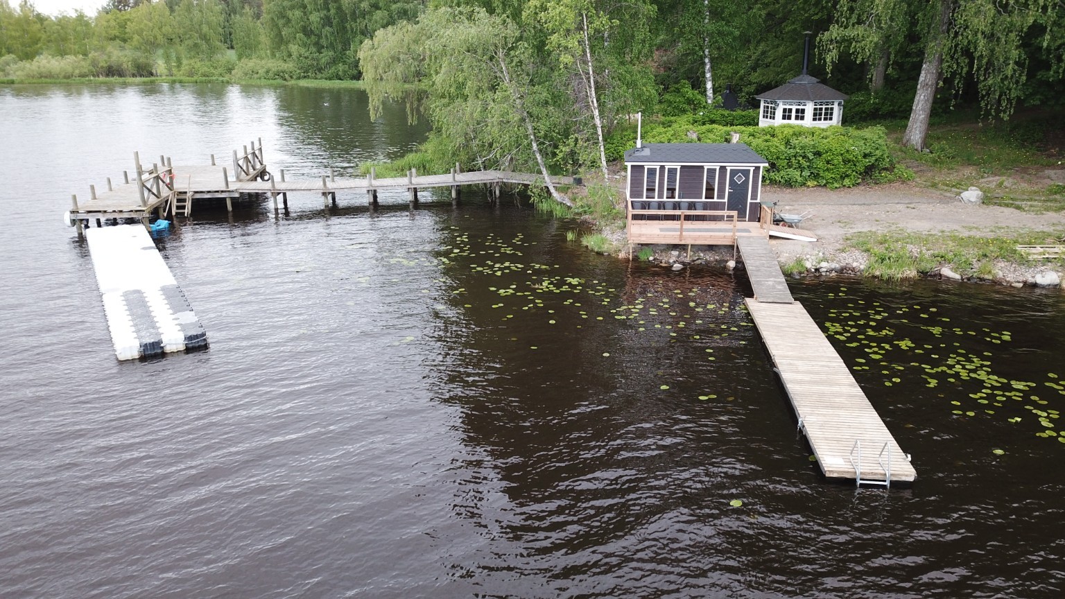Kirstulan Kartanon rantasauna ja laituri ilmasta kuvattuna
